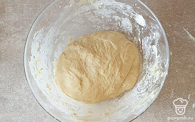Замешивайте тесто около 5-7 минут. Положите в миску и поставьте в выключенный духовой шкаф. Предварительно на дно духовки поставьте миску с кипятком. Дайте постоять тесту около 60 минут. Достаньте, обомните и начинайте готовить.