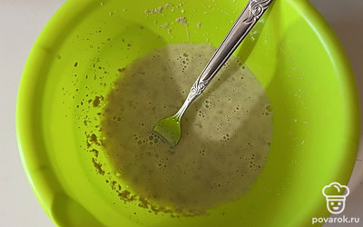 В теплом молоке растворите дрожжи. 