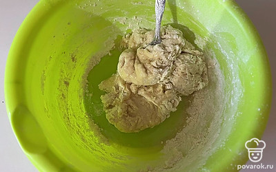 К молоку добавьте муку и начните замешивать тесто.