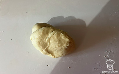 Постепенно добавляя растительное масло, замесийте однородное гладкое тесто. 