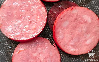 Обжарьте колбасу на сухой сковороде с двух сторон.