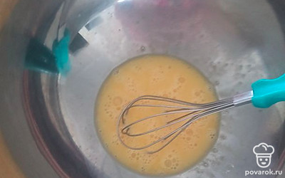 Взбиваем яйца.