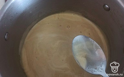 Смешиваем масло, мед и сахар. Топим это все на плите в кастрюле.