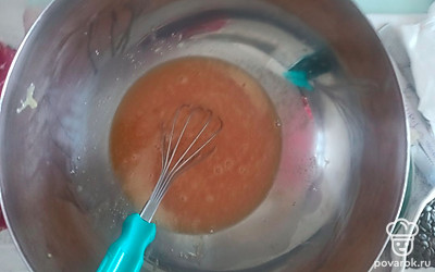 Смешиваем яйца и сироп из масла, сахара и меда.