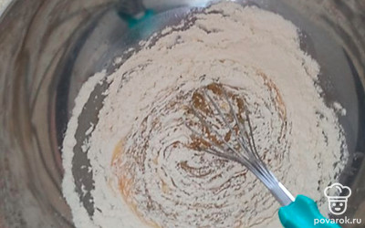 Постепенно вмешиваем муку.