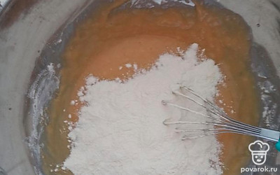 Должно получиться густоватое тесто, которое чуть липнет к рукам. 