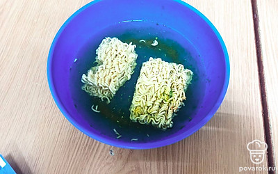 Лапшу заварите кипятком.