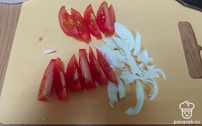 Помидор и яйцо порежьте дольками.