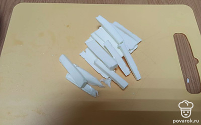 Сыр нарежьте полосками.