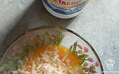 Добавьте к яйцам тертый сыр и соль. Перемешайте.