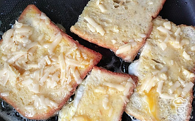 Обмакните хлеб в яично-сырную смесь. Обжарьте хлеб с двух сторон по 2-3 минуты до золотистой корочки.