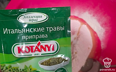 Добавляем итальянские травы, это придаёт очень приятный вкус тесту! 