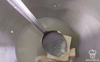 Дрожжи разводим в небольшом количестве теплой воды. Даем им постоять, чтобы они начали работать. 