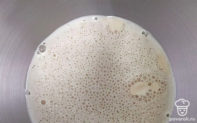 На фото видно, как дрожжи заработали.