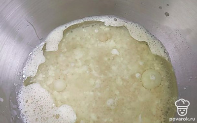 Соединяем все в чаше миксера: дрожжи, вода, молоко, растительное масло, соль, сахар. Перемешиваем.