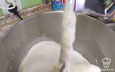 Начинаем вводить муку. Сначала 2 стакана. Потом третий и четвертый вводим по частям, должно получиться не очень крутое тесто, но чтобы его можно было сформировать.