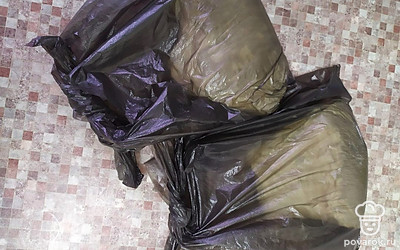 Теперь это тесто разделяем на две равные части и убираем каждую в пакет. И в холодильник на 30-60 минут. 