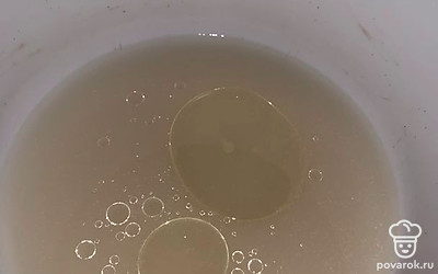 В тёплой воде смешать сахар, дрожжи, соль, подсолнечное масло. 