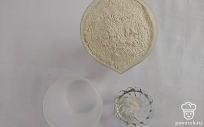 Выложите на стол все необходимые ингредиенты для приготовления лапши.