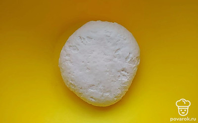 Заместите крутое тесто, при этом вымешивайте 7-10 минут. Положите тесто в полиэтиленовый пакет и дайте ему отдохнуть примерно 20 минут.