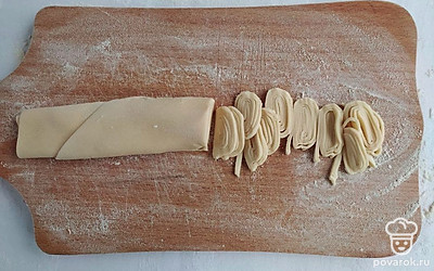 Стол припылите мукой и раскатайте на нем приготовленное тесто в тонкий пласт толщиной примерно 3 мл. Пласт теста сверните плотным рулетом и нарежьте из него тонкую лапшу. Разложите лапшу на большой доске или пергаментной бумаге и оставьте на 2 дня в сухом месте, чтобы лапша высохла.