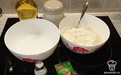 Подготавливаем ингредиенты, воду брать теплую, но не более 45 градусов.