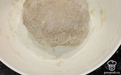 Воду перемешиваем с солью, сахаром и дрожжами до полного растворения.
Вливаем масло и перемешиваем. Далее в водим муку и вымешиваем крутое тесто.