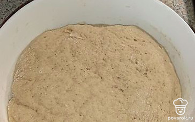 Ставим в микроволновку тесто с кружкой кипятка на полчаса или до удвоения в объеме. Далее раскатываем тесто смазываем любимым соусом, добавляем начинку и выпекаем минут 10-13 в разогретой до 180 градусов духовке.