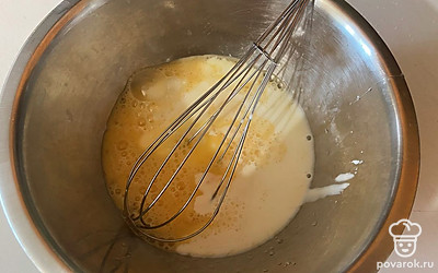 В миске соедините яйца, сахар, соль и молоко. 