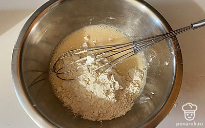 К жидкой смеси добавьте 250 грамм муки. 