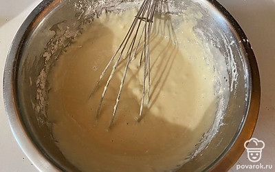 При помощи венчика вмещайте эту муку. 