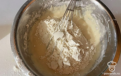 Далее добавьте оставшуюся муку.