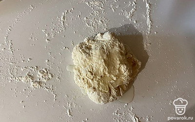 Вымешайте тесто руками и добавьте к нему масло. 