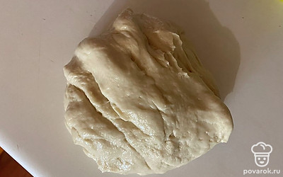Далее требуется месить тесто около 10-15 минут, до тех пор, пока оно не перестанет липнуть к руками.