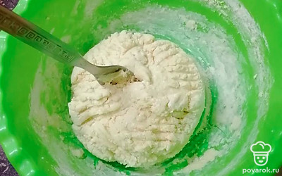 Смешиваем сначала творог, яйцо и соль вилкой, без использования миксера или блендера, так как при их использовании тесто получится жидким. Добавляем муку и продолжаем вымешивать вилкой. 