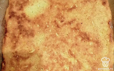 Выпекаем 12-15 минут до подрумянивания в разогретой до 180 градусов духовой печи. Далее переворачиваем и на румяной стороне распределяем соус и начинку. Ставим ещё на 7 минут в духовку до расплавки сыра. Так пицца всегда получается пропеченной. 