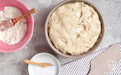 Начните приготовление. Влейте к муке масло и воду. Перемешайте, используя ложку. Положите получившуюся массу на рабочую поверхность, вымесите. Муку при этом не добавляйте. Отбейте комок теста. Для этого бросьте его на стол раз 20. Положите тесто в целлофановый пакет, завяжите его и погрузите в разогретую до 40 градусов воду. Подождите 10-15 минут.