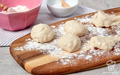 Приготовьте вытяжное тесто. Разделите тесто на шарики, напоминающие по размеру теннисные мячи. Раскатайте каждый из них. Равномерно растягивайте тесто во все стороны. Если нужно, присыпьте мукой. Накройте раскатанное тесто влажным полотенцем и оставьте его на 5 минут. Снова раскатайте или растяните руками, чтобы оно стало тончайшим. Будьте осторожны, не порвите тесто.