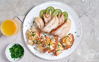 Приготовленное постное вытяжное тесто отлично сочетается с солеными и сладкими начинками. Каждый лист теста смажьте маслом, сложите в несколько стопок. Выложите на них любую начинку и запеките в духовке, разогретой до 180 градусов, в течение 20 минут. Сладкий вариант можно посыпать сахарной пудрой, а соленый украсить зеленью.