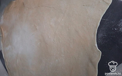 Смешайте все ингредиенты, замесите тесто. Тесто тонко раскатайте.