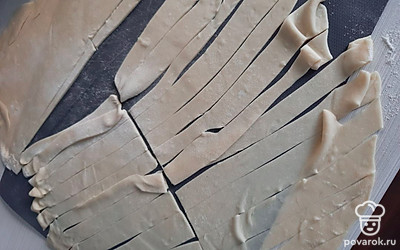 Нарежьте в произвольной форме. Я нарезала широкими полосками.