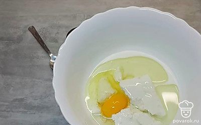 Смешать творог и яйцо. Хорошо размешать вилкой.