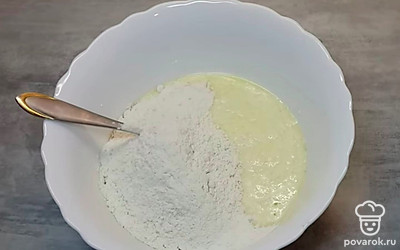 В смесь добавить муку, соль и разрыхлитель. 