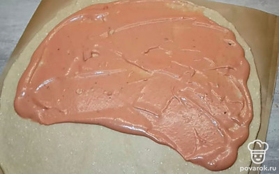 Сверху выложить смесь из майонеза и кетчупа. 