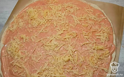 Сверху выложить натертый сыр. 