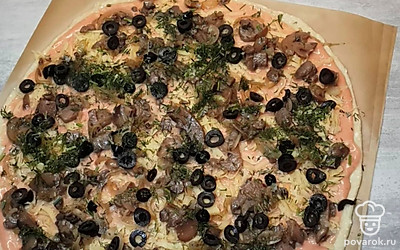 Выложить на пиццу вашу любимую начинку. В моем рецепте это маслины, грибы, зелень. Выпекать пиццу 20 минут в разогретой до 180 градусов духовке. 