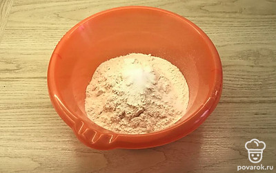 Муку смешать с солью.