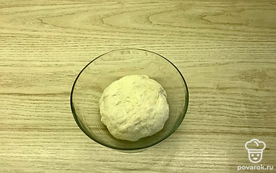 Замесить крутое тесто. Скатать в шар, накрыть и оставить отдыхать на 20 минут.