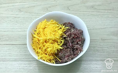 Мясо и лук порезать мелкими кубиками, перемешать. Натертую на крупной тёрке тыкву добавить к фаршу.