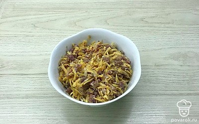 Посолить, поперчить, добавить зиру по желанию. Хорошо перемешать.